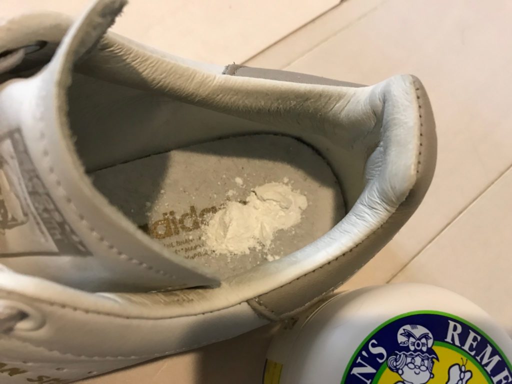 ベビーパウダーのようなサラサラの粉末です