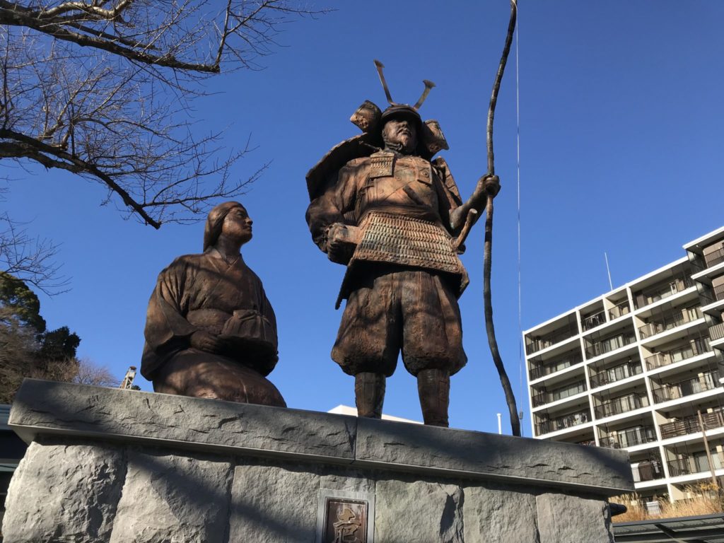 土肥実平夫婦の銅像