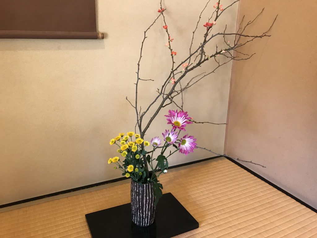 綺麗に飾られた生け花