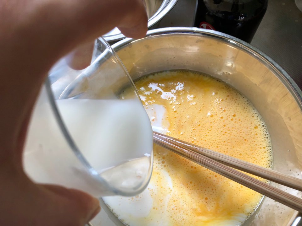 フレンチトーストの牛乳と卵を混ぜる